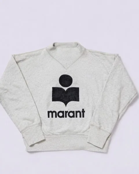 La stessa felpa Isabel Marant su uno sfondo da studio chiaro