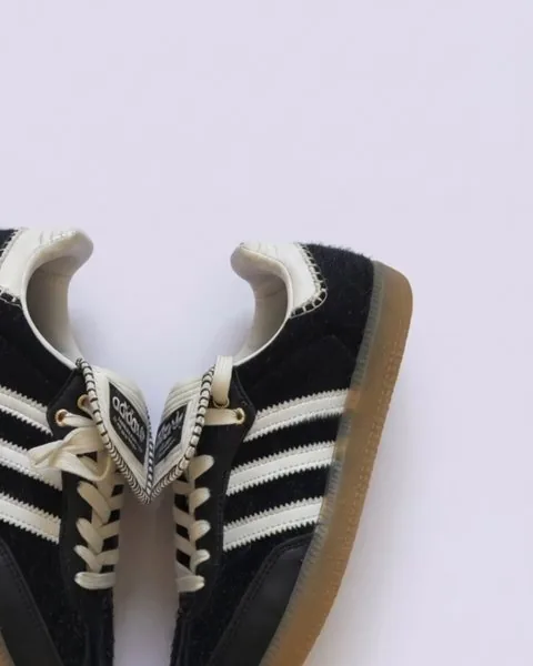 Le stesse adidas Samba Wales Bonner su uno sfondo da studio chiaro