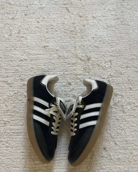 Adidas Samba Wales Bonner fotografate su un tappeto