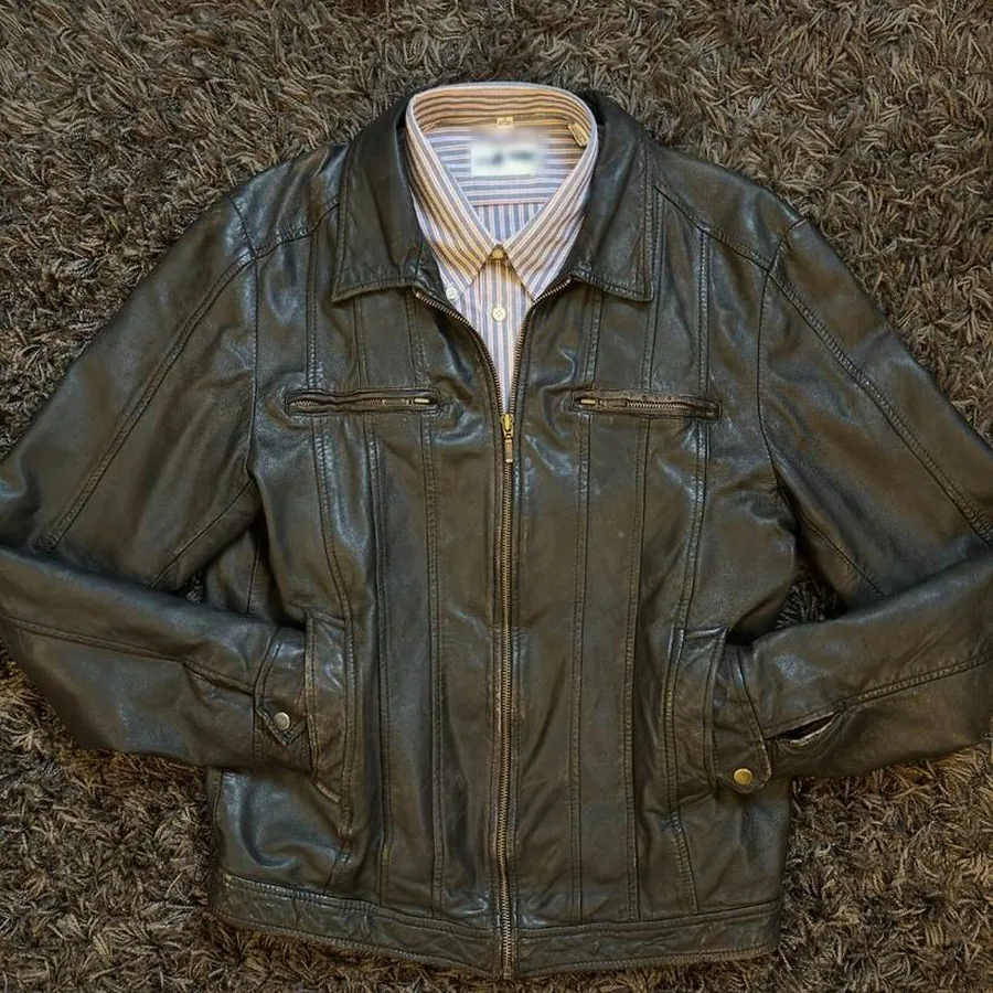 Blouson en cuir photographié sur un fond quelconque